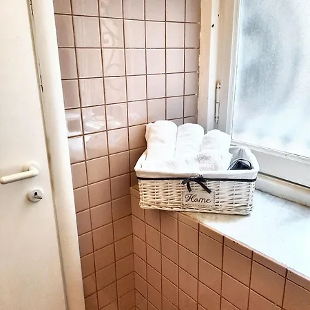 Charming In With Private Parking, 70 Sqm Appartement *